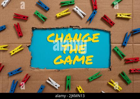 Konzeptionelle Darstellung Change the Game. Business Schaufenster Machen Sie eine Bewegung etwas anderes tun neue Strategien wichtige Ideen unter gerissen geschrieben Stockfoto