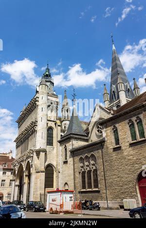 Eine vertikale Aufnahme der historischen Kirche Notre-Dame de Dijon gegen den blauen Himmel an einem sonnigen Tag in Frankreich Stockfoto