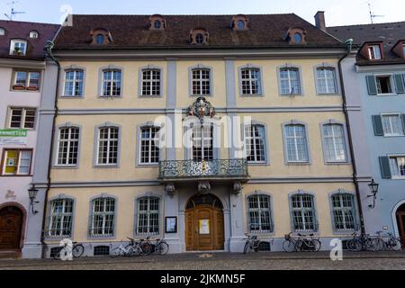 Eine vertikale Aufnahme von Haus zum Ritter, Münsterplatz, Freiburg im Breisgau, Baden-Württemberg, Deutschland Stockfoto