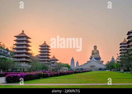 Der Blick auf das Fo Guang Shan Buddha Museum vor dem Hintergrund des Sonnenuntergangs. Stockfoto