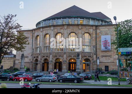 Eine schöne Aufnahme des Theaters Freiburg gegen den abendhimmel bei Sonnenuntergang in Freiburg im Breisgau, Deutschland Stockfoto