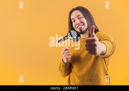 Ein gutaussehender isolierter hispanischer bärtiger Mann in seinem 30s-er Mann, der eine Plastiklupe an einen Stock hing. Hochwertige Fotos Stockfoto