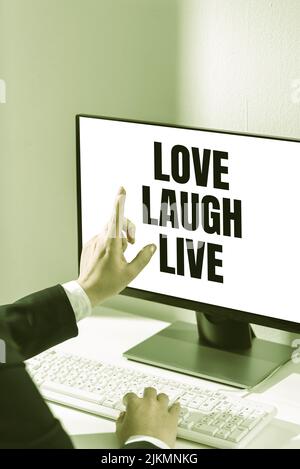 Konzeptionelle Bildunterschrift Love Laugh Live. Wort für positiv inspiriert sein Genießen Sie Ihre Tage Lachen guter Humor Frau beim Tippen von Updates auf Lap Top und Pointing New Stockfoto