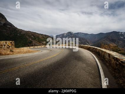 Straße durch den Sequoia National Park, Kalifornien Stockfoto