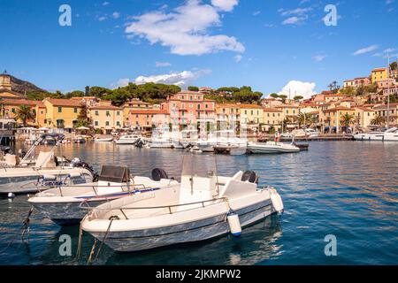 Porto Azzurro, Insel Elba, Italien - 19. September 2021 farbenfrohes Stadtbild und Hafen von Porto Azzurro Stockfoto