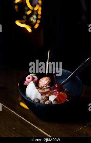 Eisdessert mit süßem Belag, gebranntem Moormarmelauch, gefärbtem Müsli, Schokoladengetreide, Panda-förmigen Gummitüssen, Reis Stockfoto