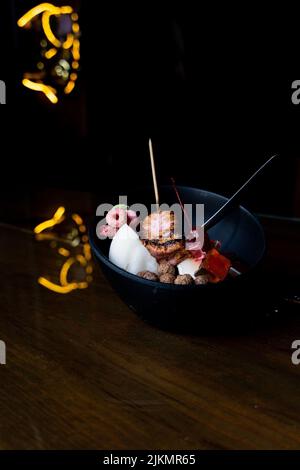 Eisdessert mit süßem Belag, gebranntem Moormarmelauch, gefärbtem Müsli, Schokoladengetreide, Panda-förmigen Gummitüssen, Reis Stockfoto