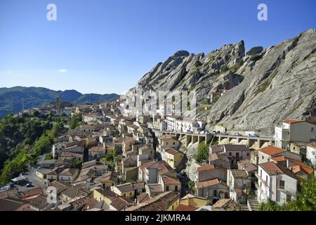 Der Panoramablick auf Pietrapertosa, ein Dorf in den Bergen der Region Basilicata, Italien Stockfoto