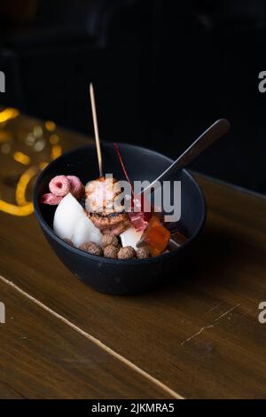 Eisdessert mit süßem Belag, gebranntem Moormarmelauch, gefärbtem Müsli, Schokoladengetreide, Panda-förmigen Gummitüssen, Reis Stockfoto