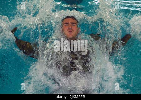 Murfreesboro, Tennessee, USA. 25.. Juli 2022. Spc. Wyatt Walls, ein Spezialist für Feuerunterstützung beim 2. Bataillon der Oregon Army National Guard, 218. Field Artillery Regiment, führt im Middle Tennessee State University Aquatic Recreation Center in Murfreesboro, Tennessee, während des 2022 Army National Guard Best Warrior Competition, 25. Juli 2022, einen Schmetterlingsstoß in einem Lap-Pool durch. Der Wettbewerb erstreckt sich über fünf körperlich und geistig anspruchsvolle Tage, an denen 14 Teilnehmer darum wetteifern, zum Soldaten und Nichtbeauftragten des Jahres der Nationalgarde der Armee ernannt zu werden. Die Gewinner werden dann vertreten Stockfoto