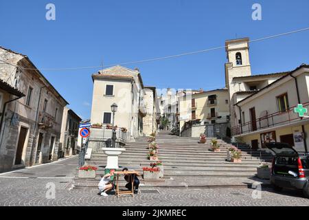 Eine enge Straße zwischen den Häusern von Villalago, einem mittelalterlichen Dorf in den Abruzzen, Italien Stockfoto