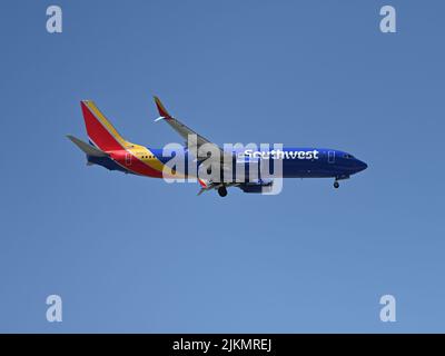Eine Southwest Airlines Boeing 737 im Flug mit blauem Himmel Stockfoto