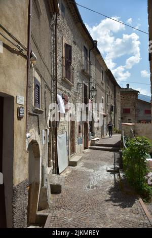 Eine enge Straße zwischen den Häusern von Villalago, einem mittelalterlichen Dorf in den Abruzzen, Italien Stockfoto