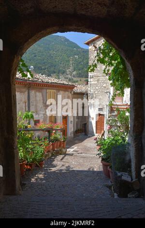 Eine enge Straße zwischen den Häusern von Villalago, einem mittelalterlichen Dorf in den Abruzzen, Italien Stockfoto