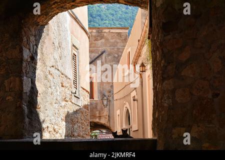 Eine enge Straße zwischen den Häusern von Villalago, einem mittelalterlichen Dorf in den Abruzzen, Italien Stockfoto