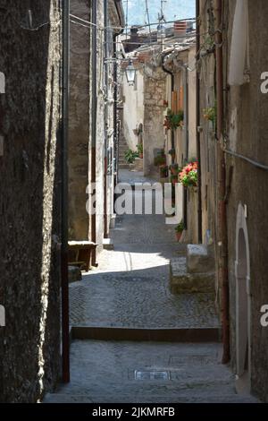 Eine enge Straße zwischen den Häusern von Villalago, einem mittelalterlichen Dorf in den Abruzzen, Italien Stockfoto