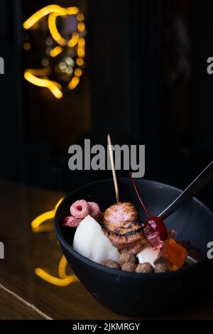 Eisdessert mit süßem Belag, gebranntem Moormarmelauch, gefärbtem Müsli, Schokoladengetreide, Panda-förmigen Gummitüssen, Reis Stockfoto