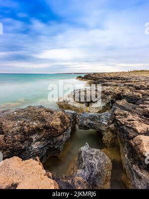 Felsen am Strand, mediterrane vulkanische Felsen Blick auf die Klippen am Meer, auf den balearen Spaniens, in der Nähe von ibiza, formentera und mallorca. Landschaftlich Schön Stockfoto