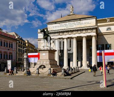 Genua ist eine der interessantesten, schönsten und schönsten Städte Europas, eingeengt zwischen den ligurischen Bergen und dem himmelblauen Meer. Stockfoto