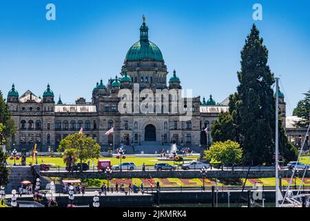 Willkommensschild mit Blumen vor dem British Columbia Parliment Building in Victoria, Kanada Stockfoto