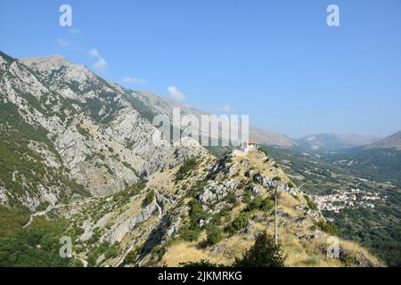 Ein Panoramablick auf die Berge in Castrovalva, einem Dorf in den Bergen der Abruzzen, Italien Stockfoto