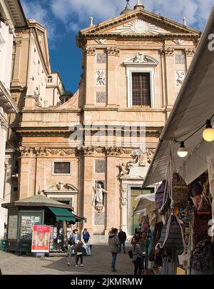 Genua ist eine der interessantesten, schönsten und schönsten Städte Europas, eingeengt zwischen den ligurischen Bergen und dem himmelblauen Meer. Stockfoto