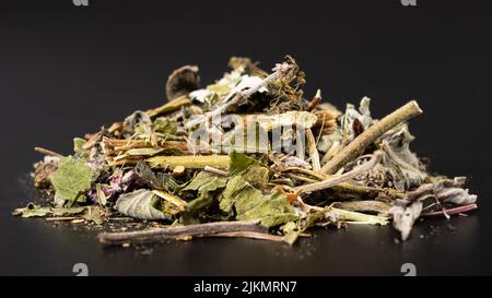 Grüner Tee auf einem dunklen Hintergrund Makro-Nahaufnahme. Stockfoto