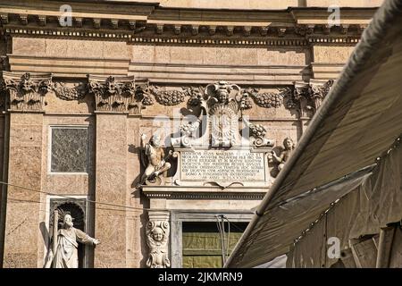 Genua ist eine der interessantesten, schönsten und schönsten Städte Europas, eingeengt zwischen den ligurischen Bergen und dem himmelblauen Meer. Stockfoto