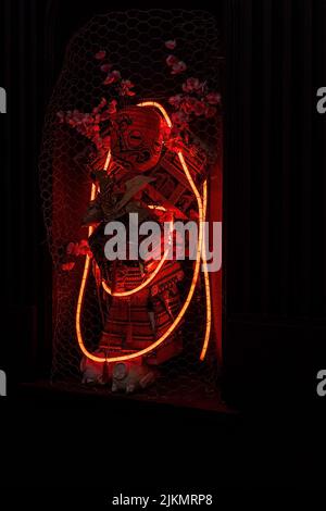 asiatische Dekoration, LED-Licht, rotes Licht, Papierlampe, mit Samurai-Zeug, Kirschbaumblüten Stockfoto