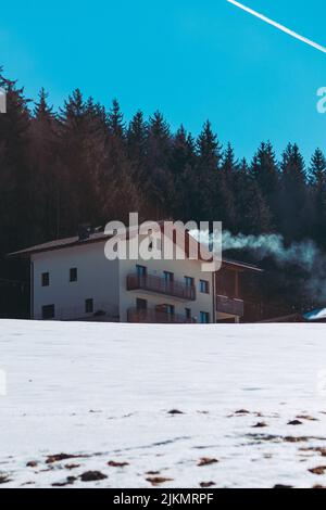 Eine schöne Aufnahme eines von Bergen umgebenen Hauses Stockfoto