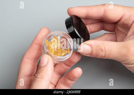 goldenes Cannabisharz in einer Schachtel, Wachs mit hohem thc-Gehalt. Stockfoto