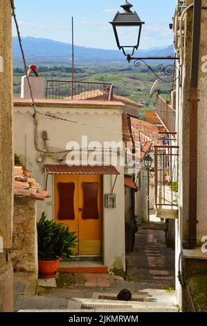 Eine schmale Straße zwischen den Häusern von Ailano, einem Dorf in der Provinz Caserta, Italien Stockfoto
