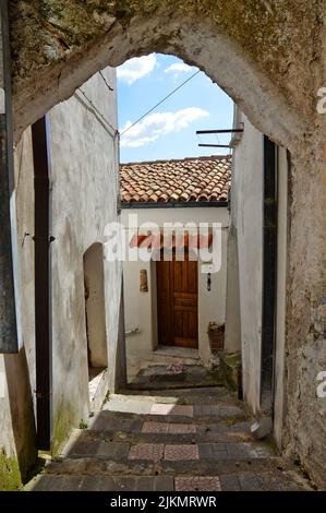 Eine schmale Straße zwischen den Häusern von Ailano, einem Dorf in der Provinz Caserta, Italien Stockfoto