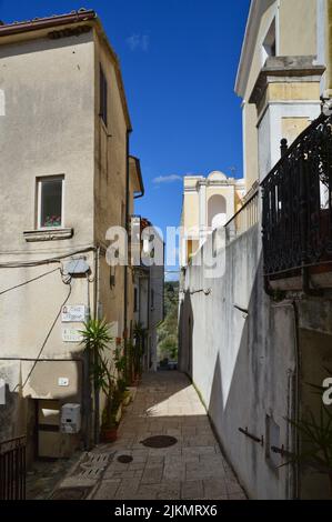 Eine schmale Straße zwischen den Häusern von Ailano, einem Dorf in der Provinz Caserta, Italien Stockfoto