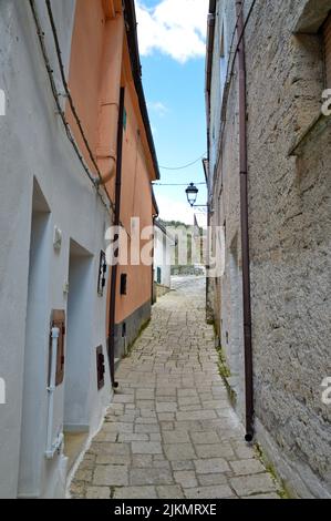 Eine schmale Straße zwischen den Häusern von Ailano, einem Dorf in der Provinz Caserta, Italien Stockfoto