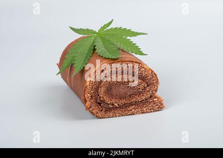 Süße Haschorolle von Cannabis, Kuchen mit thc-Extrakt. Stockfoto