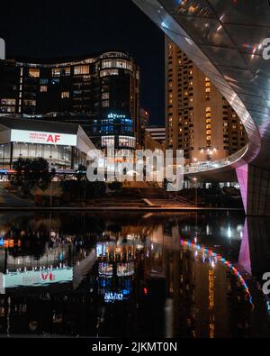 Die Stadtbrücke von Adelaide bei Nacht mit der Flussspiegelung Stockfoto