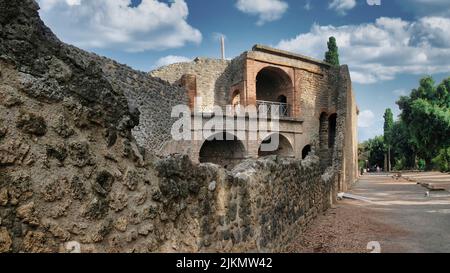 Die wunderschöne römische Stadt Pompeji, die durch den Ausbruch des Vulkans Vesuv zerstört und perfekt erhalten wurde. Stockfoto