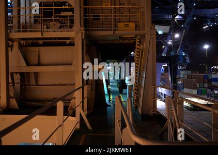 Deck des Containerschiffes. Nahaufnahme eines Teils des Schiffs. Stockfoto