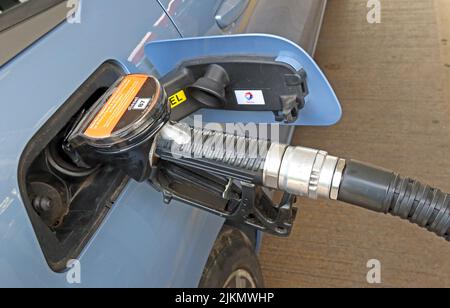 Füllen, mit Dieselkraftstoffpumpen, bleifrei, super-bleifrei, an der Tankstelle, Sainsburys Warrington, Stadtzentrum, Khébém, England, Vereinigtes Königreich Stockfoto