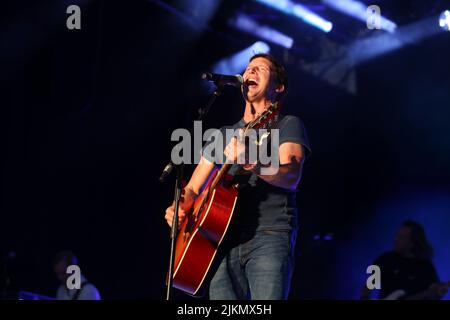 CORUNA, SPANIEN - 1. AUGUST 2022: James Blunt tritt am 1. August 2022 in Einem Konzert auf dem Maria Pita Platz in A Coruna, Spanien, auf. Stockfoto