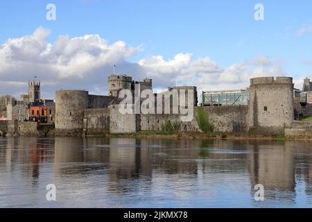 Der Fluss Shannon und das King John's Castle erstrecken sich über das Ufer unter einem bewölkten Himmel Stockfoto