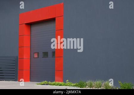 Rolltor oder Rollladen mit Anwendung in Fabrik, Lager oder Hangar. Außen. High-Angle-Aufnahme Stockfoto