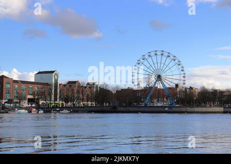 Farris radelt im Arthur's Quay Park über den Fluss Shanon zum St. Patrick's Day Festival Stockfoto