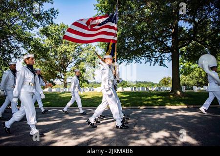 Arlington, Virginia, USA. 22.. Juli 2022. Dienstmitglieder der US Navy Ceremonial Guard, der U.S. Navy Ceremonial Band, Und der caisson-Zug des us-Infanterie-Regiments (The Old Guard) von 3D führt militärische Beerdigungsbezeugungen mit Begräbnisbegleitung für den Mate James T. Cheshire des Chefarapothekers der US-Marine in Abschnitt 62 des Arlington National Cemetery, Arlington, VA., 22. Juli 2022 durch. Cheshire starb am 7. Dezember 1941, als das Schlachtschiff, dem er zugewiesen wurde, die USS Oklahoma auf Ford Island, Pearl Harbor, von japanischen Flugzeugen angegriffen wurde. Quelle: DoD/ZUMA Press Wire Service/ZUMAPRESS.com/Alamy Live News Stockfoto