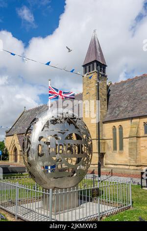 St Mary's Church und Blyth Sculpture, Blyth Market Square, Blyth, Northumberland, England, Vereinigtes Königreich Stockfoto