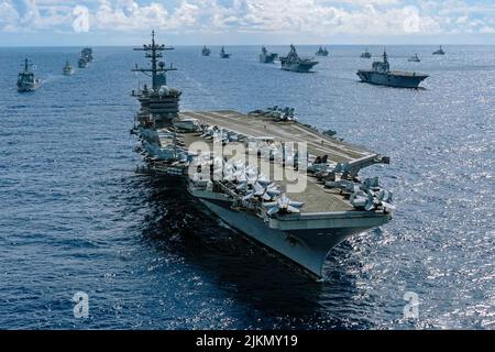 Pazifischer Ozean. 30.. Juli 2022. Der Flugzeugträger USS Abraham Lincoln (CVN 72) der Nimitz-Klasse befindet sich während des Rim of the Pacific (RIMPAC) 2022, 28. Juli 2022, im Aufbau. 26 Nationen, 38 Schiffe, drei U-Boote, mehr als 30 unbemannte Systeme, etwa 170 Flugzeuge und 25.000 Mitarbeiter nehmen vom 29. Juni bis zum 4. August an RIMPAC in und um die Hawaii-Inseln und Südkalifornien Teil. RIMPAC, die weltweit größte internationale maritime Übung, bietet eine einzigartige Ausbildungsmöglichkeit und fördert und pflegt kooperative Beziehungen unter den Kritikern der Teilnehmer Stockfoto