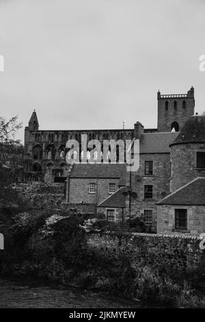 Eine vertikale Graustufenaufnahme der Jedburgh Abbey. Jedburgh, in den Scottish Borders. Stockfoto