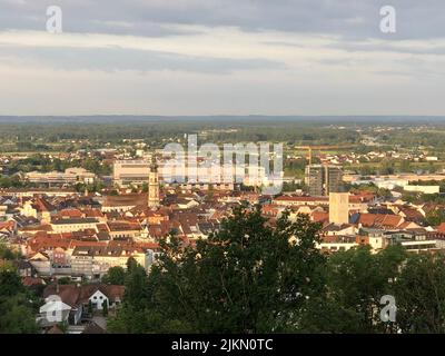 Ein Stadtbild von Deggendorf mit roten Dachgebäuden in Niederbayern, Deutschland unter dem hellen Sonnenlicht Stockfoto