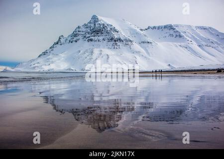 Eine schöne Aussicht auf schneebedeckten Berg mit Reflexion Stockfoto